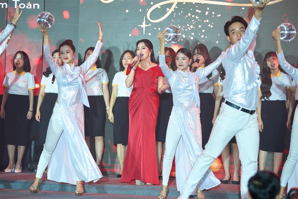 Bài hát được đặt hàng sáng tác độc quyền mang tên 